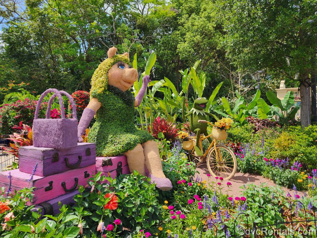 Kermit and Miss Piggy Topiaries