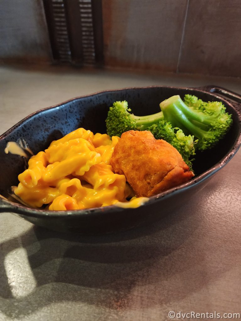 Chicken Tip Yip meal from Docking Bay 7 Food and Cargo. The meal features chicken, mac and cheese, and broccoli.