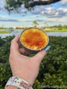 Crème Brulee Vanille, Confiture Myrtilles et Citron Vert – vanilla crème brulee with blueberry-lime compote.