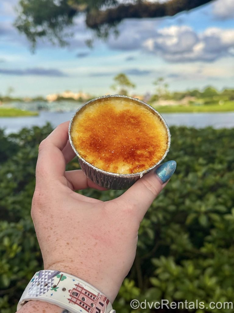 Crème Brulee Vanille, Confiture Myrtilles et Citron Vert – vanilla crème brulee with blueberry-lime compote.