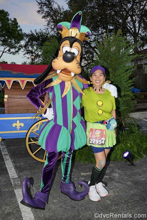David’s Vacation Club Rentals team member Joanne poses with Goofy during a runDisney race event.