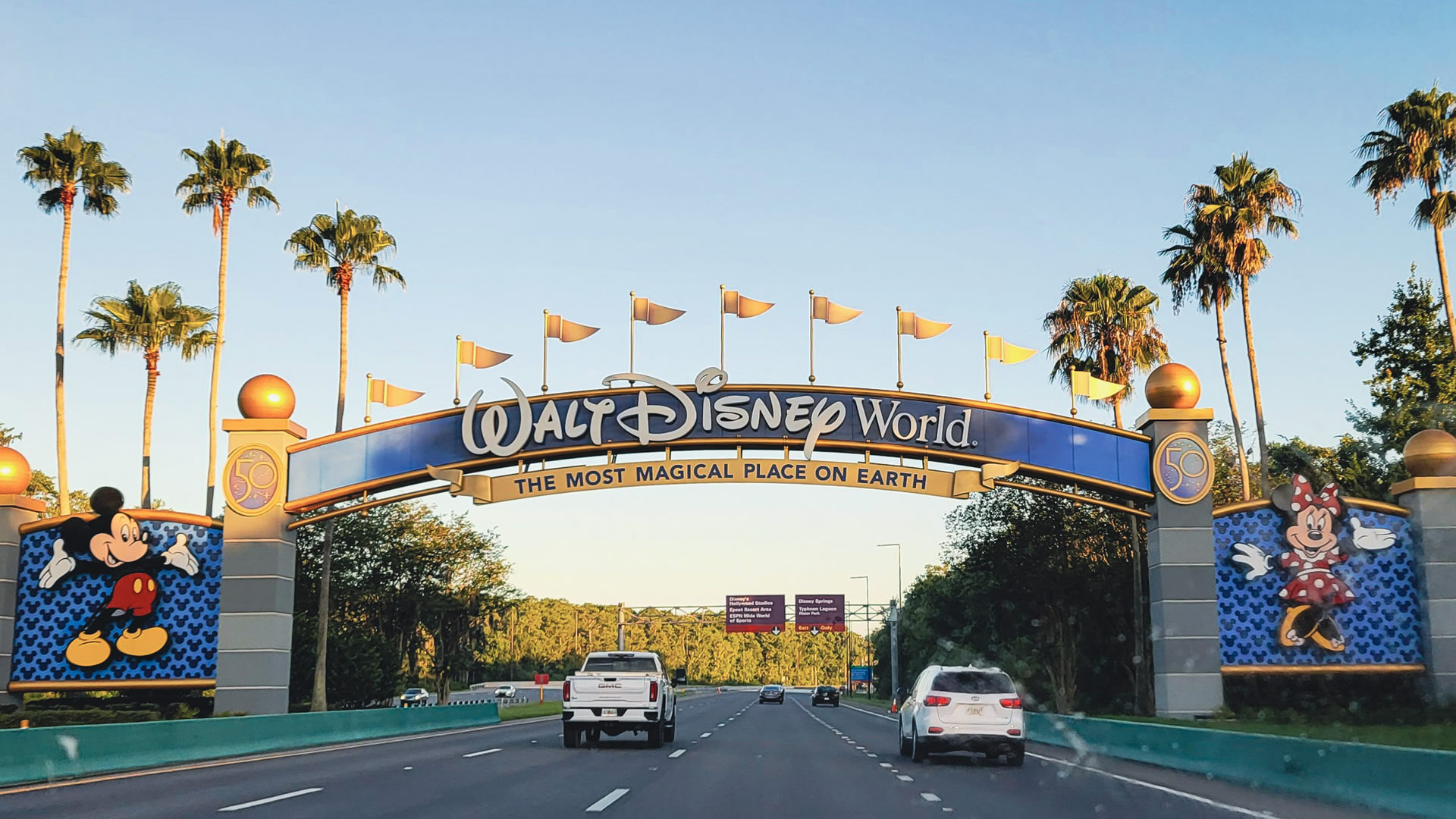 A photo of the Walt Disney World sign on the highway